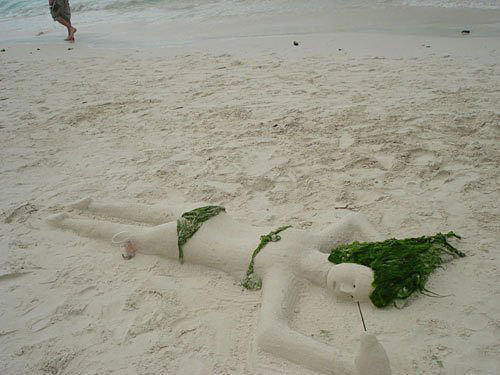 【幽默】超级恶搞图片之笑死人的沙滩魅影图片