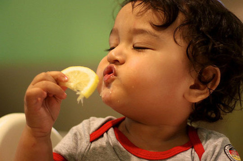 【精选】儿童搞笑图片之儿童吃柠檬时的搞笑表情图片