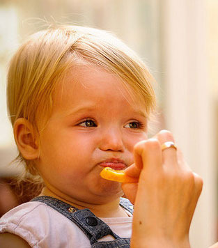 【精选】儿童搞笑图片之儿童吃柠檬时的搞笑表情图片