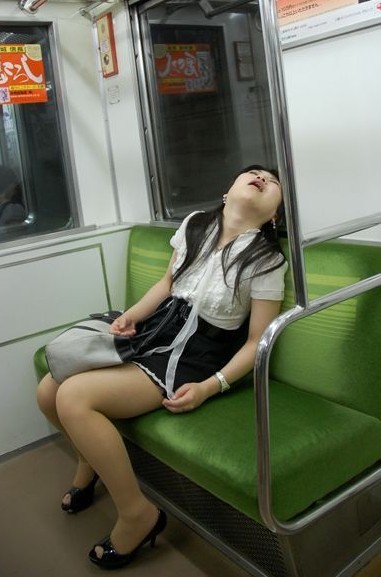 【巨逗】超级恶搞图片之无精打采 地铁上睡作一团的日本人（组图）