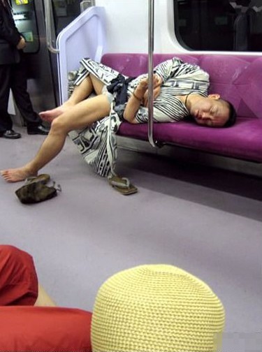 【巨逗】超级恶搞图片之无精打采 地铁上睡作一团的日本人（组图）
