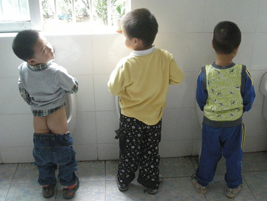 【BT】儿童搞笑图片之小朋友在幼儿园里上厕所的图片,笑死人了。
